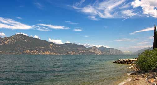 Si tuffa nel lago e non riaffiora, bagnante disperso