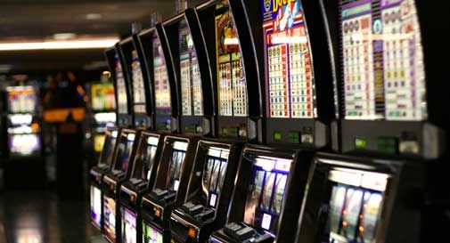 Lascia il figlio in auto e va a giocare alle slot machine: 