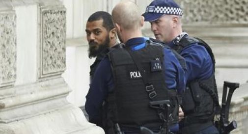 Paura a Londra, arrestato uomo armato di coltelli vicino a Parlamento