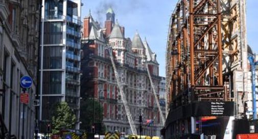 Hotel di lusso in fiamme a Londra