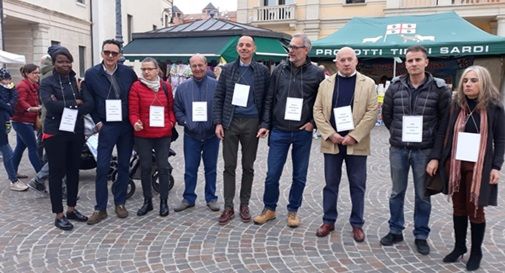 Truffati ancora in piazza: flash mob davanti a ex Veneto Banca di Montebelluna