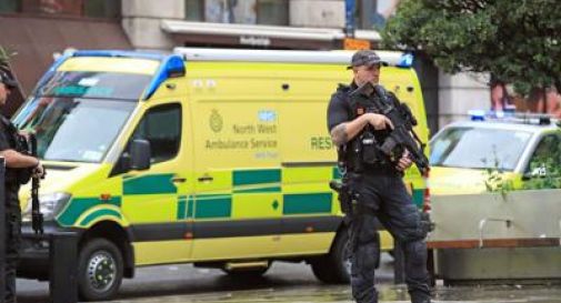 Manchester, 5 accoltellati in un centro commerciale