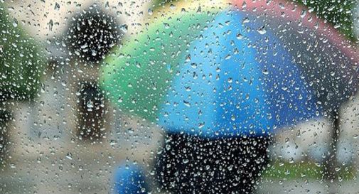 Piove dentro l'asilo di Campolongo, alla primaria non funzionano i bagni