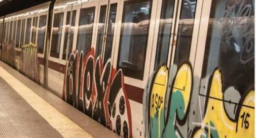 Roma, muore incastrata sotto la metro