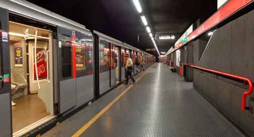 Bimbo di due anni si lancia sui binari della metro, salvato da un passeggero