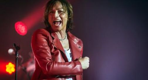 Gianna Nannini cade dal palco, stop al concerto