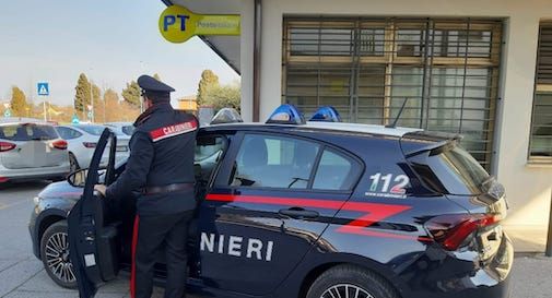 carabinieri davanti ufficio postale