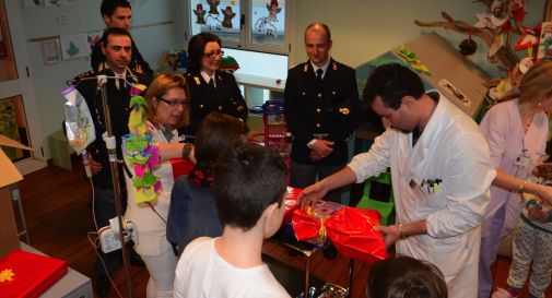 Agenti a quattro zampe con i bambini di Pediatria