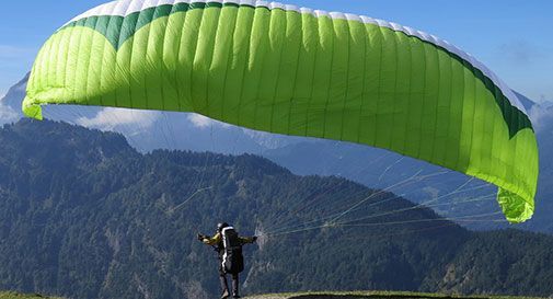 Borso del Grappa, parapendio precipita dopo il decollo: pilota di settantacinque anni soccorso e ferito