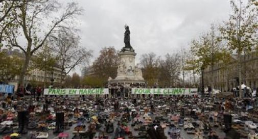 Clima, a Parigi la simbolica marcia delle scarpe