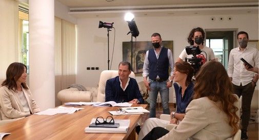 Il produttore esecutivo Piergiorgio Paladin sul set con i fratelli Carron