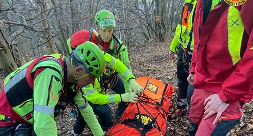 Borso, scivola lungo il sentiero: escursionista soccorsa