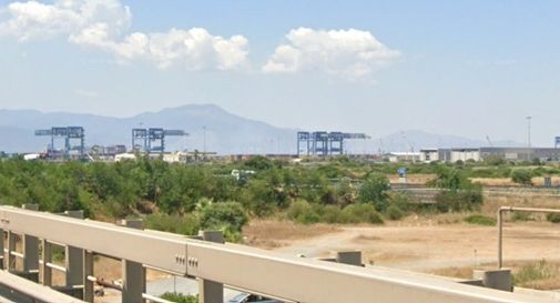 Tragedia sul lavoro al porto industriale: operaio travolto e ucciso da condotte metalliche