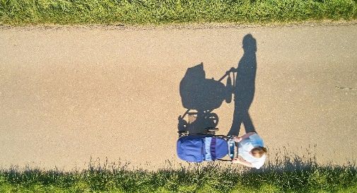 Tanti bimbi bengalesi, prezzi bilingue per passeggini 