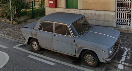 Conegliano, la Lancia Fulvia di via Zamboni fa impazzire il web e diventa una 