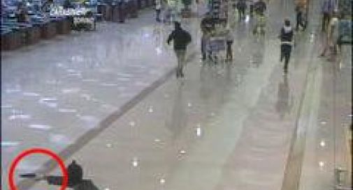 Terrore al supermercato, rapina con pistole e fucile a pompa: 80 in ostaggio