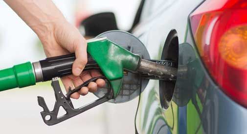 Benzina aumenta ancora, al self in autostrada a 2,015 euro 
