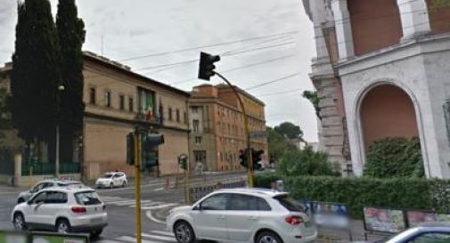Roma, manomorta al semaforo: 70enne approfitta del rosso