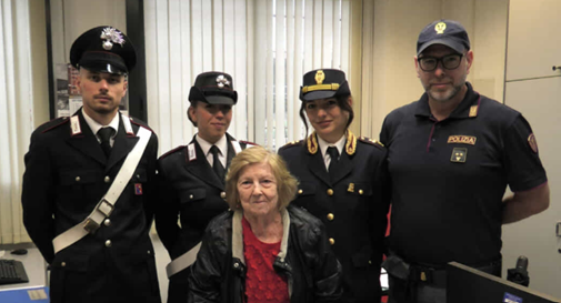 Finta carabiniera raggira un'anziana, rubando gioielli e contanti: bloccata la fuga grazie con un'operazione congiunta Finta carabiniera raggira un'anziana, rubando gioielli e contanti: bloccata la fuga grazie con un'operazione congiunta