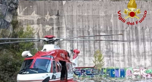 Drammatico epilogo: ciclista disperso e ritrovato senza vita nel greto del torrente