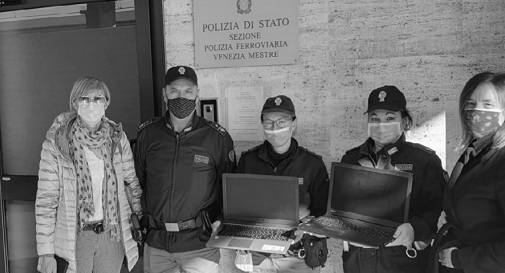 Trovato in stazione con quattro pc portatili: erano stati rubato in una scuola