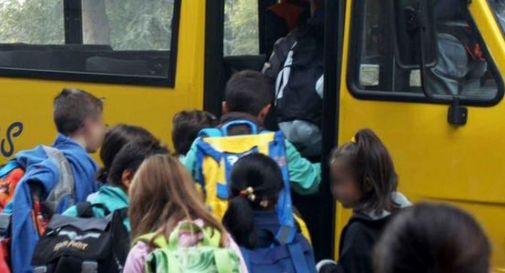 Scuolabus colmo di bimbi esce di strada