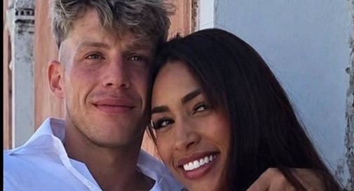 L'abbraccio delle madri a Cavallino-Treporti per l'ultimo saluto a Sean e Gabriella