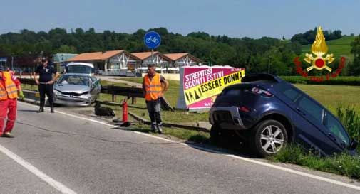 Susegana, forte schianto tra due auto: una finisce la propria corsa nel fossato