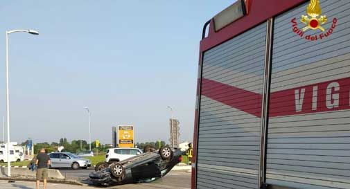 Perde il controllo dell’auto e si ribalta in rotatoria: ferito all’ospedale