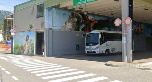 Estrae una motosega dal sacco e minaccia i passanti all'autostazione