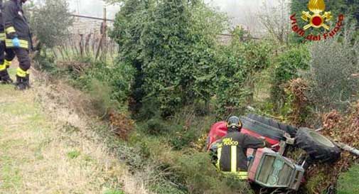 Trattore si ribalta, agricoltore muore schiacciato