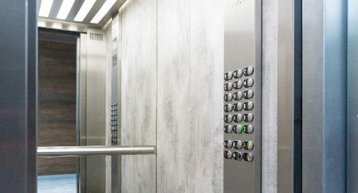 Muore incastrato tra la cabina e la porta dell'ascensore: aveva 31 anni