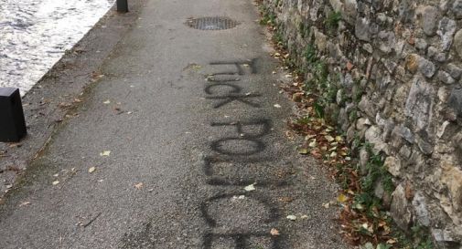 Scritte contro polizia