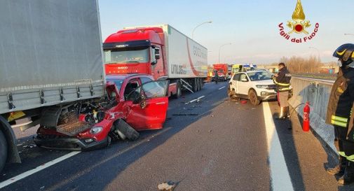 Schianto in A4, auto schiacciata tra due tir