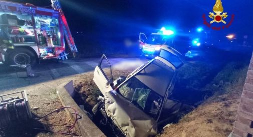 Finisce in un canale di scolo con l'auto: muore il conducente