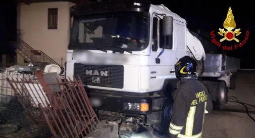 Esce di strada con l'autocarro, sfonda una ringhiera e centra anche il tubo del gas