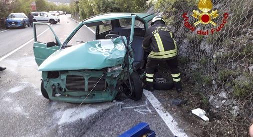 Schianto tra due auto, uno degli automobilisti rimane incastrato nell’abitacolo