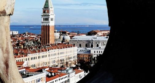 Magliette con gondola e frasi volgari, è polemica a Venezia 