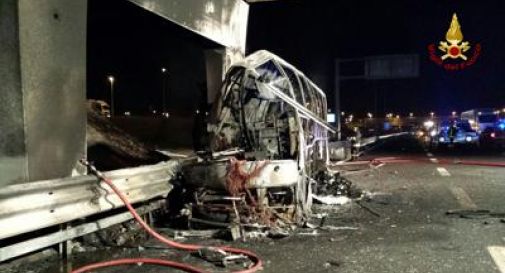 Bus di ragazzi in gita in fiamme a Verona: 16 morti