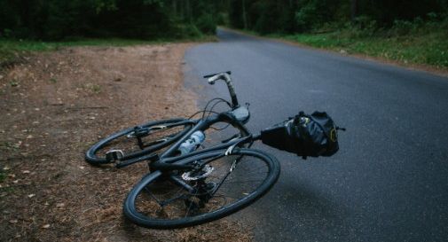 Ciclista toccato dall’’auto, cade, sbatte la testa e muore