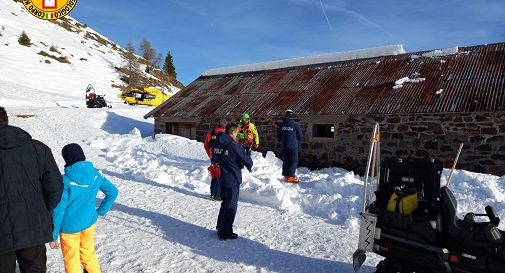 Bambino di Mogliano sommerso dalla neve caduta dal tetto di una malga: salvo