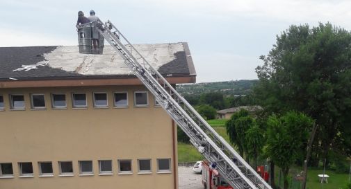 il tetto scoperchiato del plesso scolastico di Colle Umberto