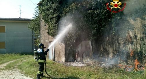 l'incendio in via Distrettuale a Mareno