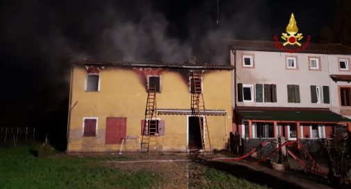 un'immagine dell'incendio di questa notte