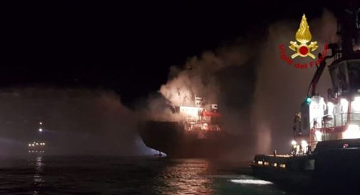 Nave cargo a fuoco al largo di Chioggia, evacuata