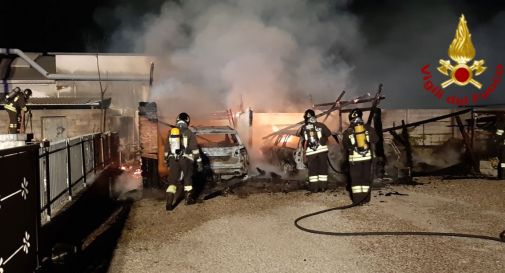 Paura nella notte a Pieve di Soligo, tre auto distrutte dalle fiamme