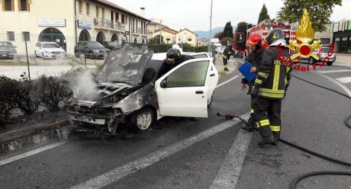 l'auto a fuoco a Caerano