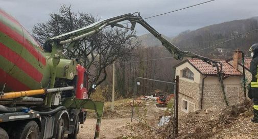 Fregona, il braccio della betoniera finisce su un cavo dell'Enel