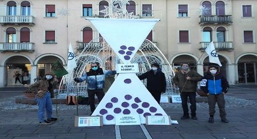 La clessidra gigante, il simbolo del flashmob organizzato a Mogliano in occasione del quinto anniversario dagli accordi di Parigi