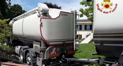 Malore all'autista, camion finisce fuori strada in un giardino privato